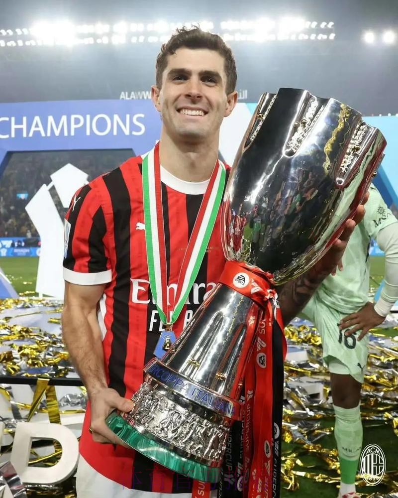 意甲领头羊易主！莱奥一剑封喉新援首秀，AC米兰1-0超越国米登顶