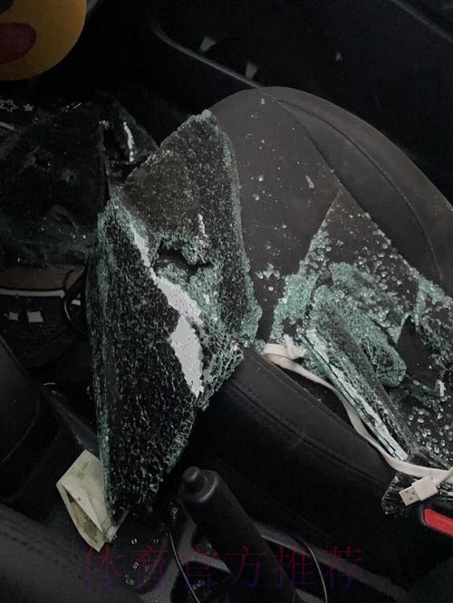 乌多吉赛后发现自己的路虎车遭窃贼破坏，后车窗被砸碎